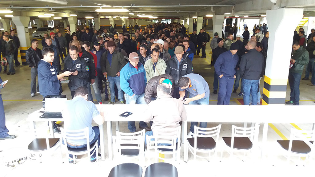 Metalúrgicos da Volvo reprovam proposta de PDV e PDI apresentada pela empresa e protesto continua